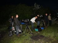Vereinsmitglieder und Gäste beobachten die Jupiterbedeckung am 15. Juli 2012